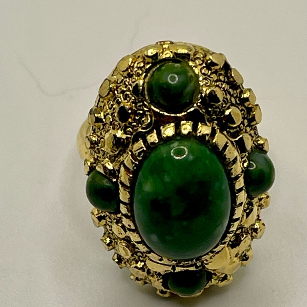 Elegant Green Stone Ring - Picture 3 of 13
